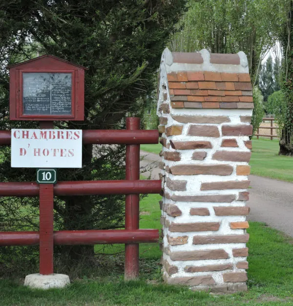 Entrée des chambres d'hôtes de l'Aubrière à Juignettes