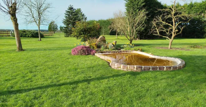 Le jardin de l'Aubrière, chambres d'hôtes à Juignettes